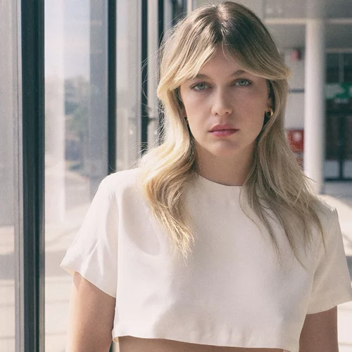 "ζ-η-θ, ο Ξένος": Η Κλέλια Ανδριολάτου διασχίζει την Οδύσσεια του Μαρμαρινού