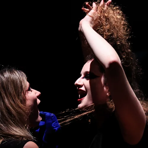 "Δούλες": Η Ομάδα Σημείο Μηδέν επιστρέφει στο Θέατρο Άττις – Νέος Χώρος