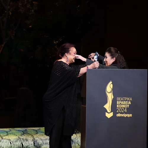 Νένα Μεντή και Μίρκα Παπακωνσταντίνου μας χάρισαν μια ξεχωριστή στιγμή στα Θεατρικά Βραβεία Κοινού 2024