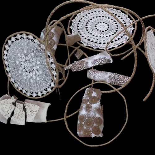 Μια εικαστική συνομιλία στο "Μπιζζζ…. 2025"