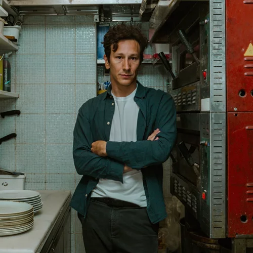 Ο Μιχάλης Σαράντης στην "Κουζίνα"-Η αλληγορία του Γουέσκερ, σε σκηνοθεσία Γιώργου Κουτλή