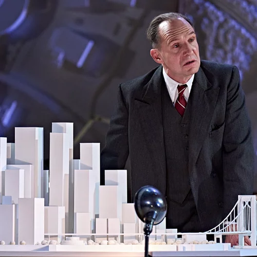 Συγκλονιστικός Ρέιφ Φάινς απευθείας από το Λονδίνο