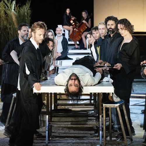 Θερμή υποδοχή για την παράσταση "ζ - η -  θ, ο Ξένος" στο Αρχαίο Θέατρο Επιδαύρου