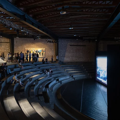 Αφροέλληνες σε πρώτο πλάνο και περφόρμανς από το Εθνικό Θέατρο στην έκθεση "space of togetherness" του ΝΕΟΝ