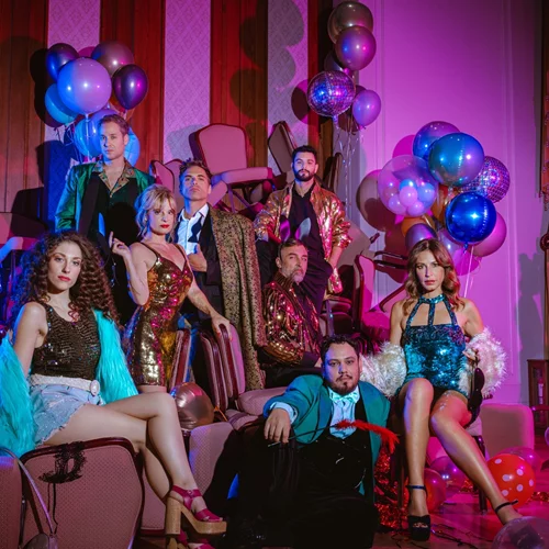 Στο 'Hotel Amour', η Σμαράγδα Καρύδη μας προσκαλεί σε μια νύχτα όπου όλα επιτρέπονται