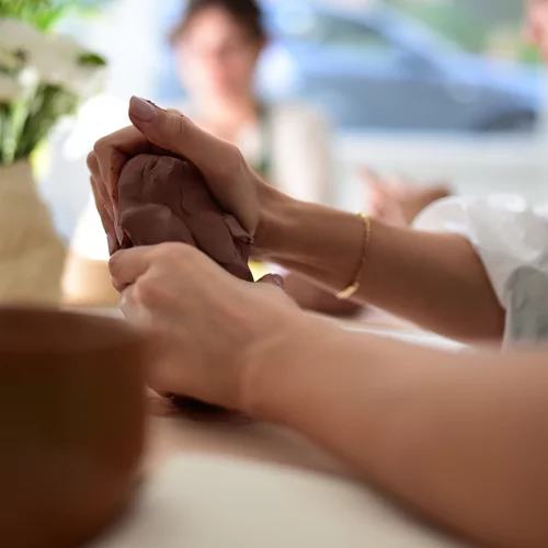 Διαχειρίσου τα συναισθήματά σου μέσα από ένα δημιουργικό εργαστήρι πηλού