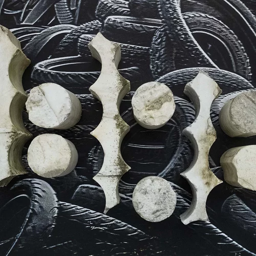 Τα αντιηρωικά, αντιμάτσο γλυπτά του Κώστα Τζημούλη στο Κέντρο Τεχνών