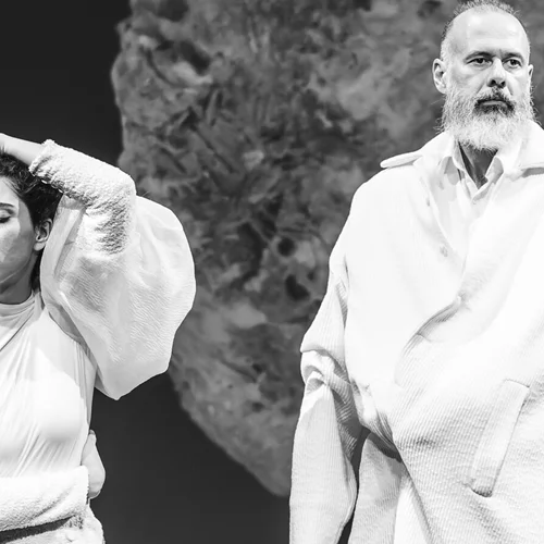 Ο Γιάννης Καλαβριανός ανοίγει την θεατρική "Πύλη της Κόλασης"