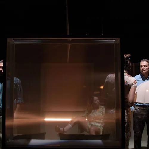 "Outro": Πρώτες φωτογραφίες από την παράσταση που φέρνει μαζί στη σκηνή Φέστα-Καραμίχο