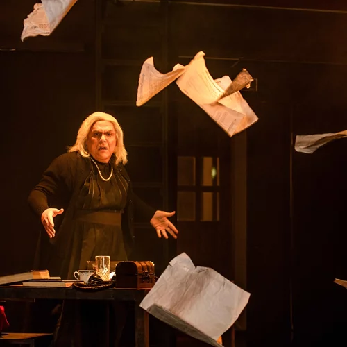 "Είμαι η γυναίκα μου": Ο Αντώνης Λουδάρος σκηνοθετεί και ερμηνεύει τον μονόλογο στο Μαρκόπουλο