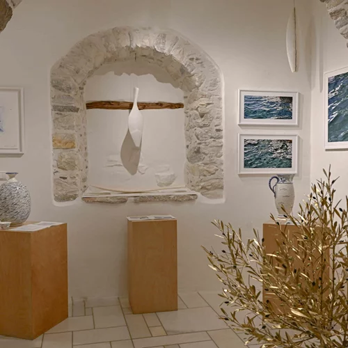 "Ψίθυροι των Κυκλάδων" ηχούν σε μια γκαλερί της Νάξου