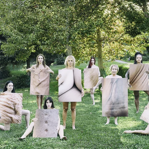 "Στο σώμα της" : Η σεζόν ανοίγει στο Εθνικό Θέατρο με δώδεκα γυναίκες που λένε τις ιστορίες τους