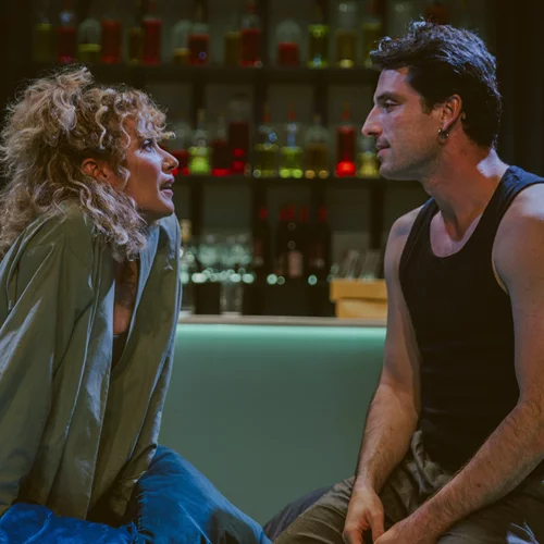 Οι ατμοσφαιρικές νέες φωτογραφίες του "Blue train"