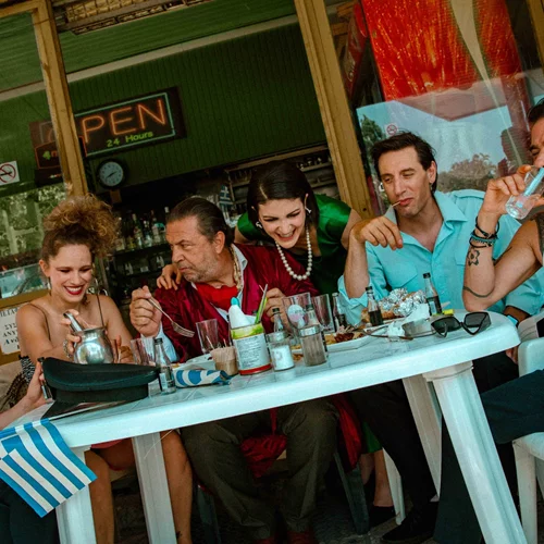 "Κανόνια και τρομπέτες": Ελάτε να γνωρίσουμε τους ήρωες της λαμέ μαύρης κωμωδίας του Γιάννη Τσίρου