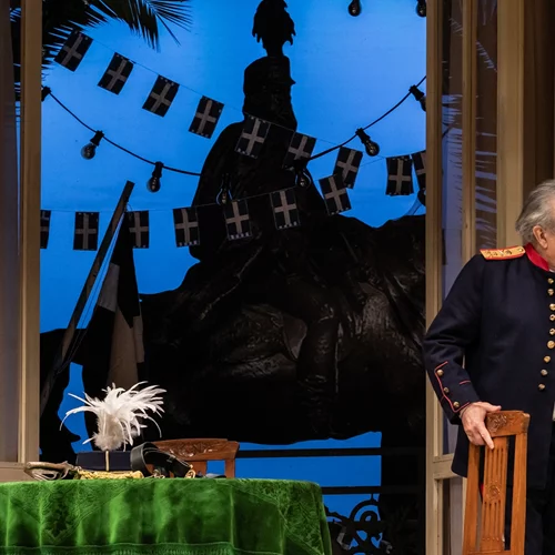 Ο "Ήρωας με παντούφλες" επιστρέφει στο Θέατρο Βέμπο με τον Λάκη Λαζόπουλο