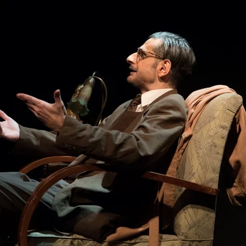 Ο Χάρης Φλέουρας υποδύεται τον Ντίνο Χριστιανόπουλο και ο Αντώνης Μποσκοΐτης τον δημοσιογράφο στο "Ταγκαλάκι"