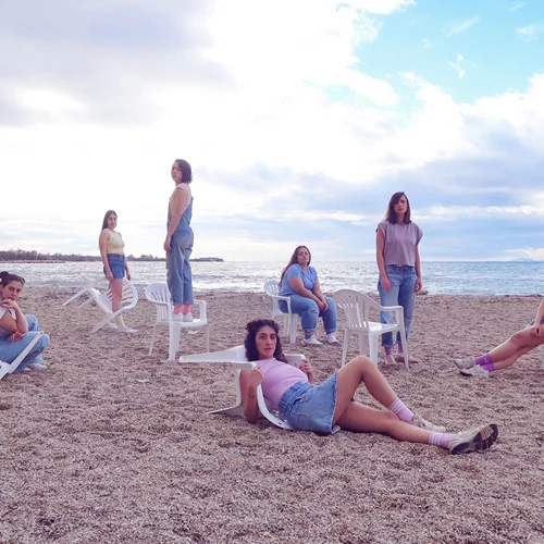 "Πάρανταϊζ - Η αίθουσα κλιματίζεται": Η ομάδα Seven Sisters επιστρέφει με νέα παράσταση