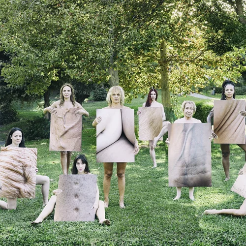 "Στο σώμα της": Γνωρίστε τις πρωταγωνίστριες της πολυσυζητημένης παράστασης για τη γυναίκα