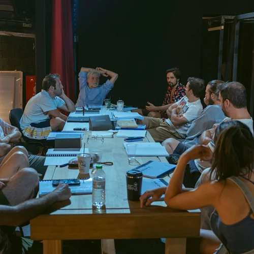 "Merde!": Η νέα παράσταση από τον Γιώργο Κουτλή ανοίγει τον διάλογο για το θέατρο στην Ελλάδα