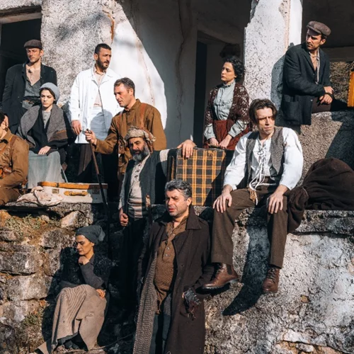 "Ματωμένα χώματα": Πρώτες φωτογραφίες από τη θεατρική μεταφορά του έργου της Διδώς Σωτηρίου στο Δημοτικό Θέατρο Πειραιά