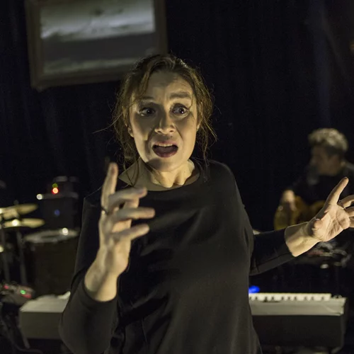 "Ο Ξεπεσμένος Δερβίσης" συνεχίζει τη διαδρομή του σε μια ατμοσφαιρική μουσικοθεατρική παράσταση