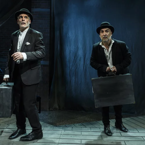 Ο Ρόζενκραντζ και ο Γκίλντενστερν σαρώνουν για 2η σεζόν: μπήκαμε στα καμαρίνια και καταλάβαμε γιατί