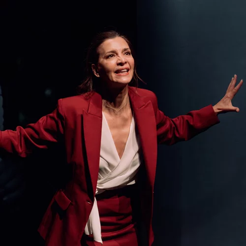 Κατερίνα Λέχου: " Δεν σκηνοθετώ τη ζωή μου· τη ζω"