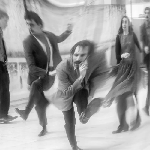 "Βαδίζοντας" του Τόμας Μπέρνχαρντ:  Μια σκοτεινή και στοχαστική παράσταση