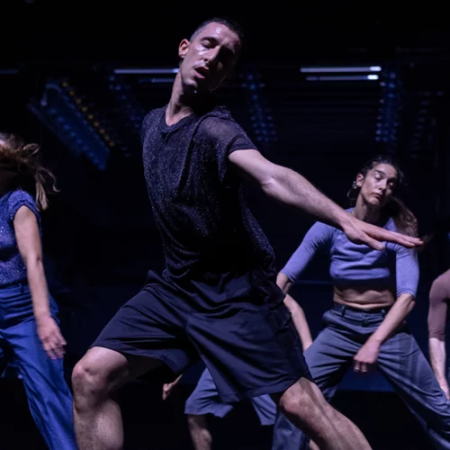 Είδαμε το "My fierce ignorant step": Ορμή, πάθος και αποθέωση του "μαζί" στη σκηνή της Στέγης