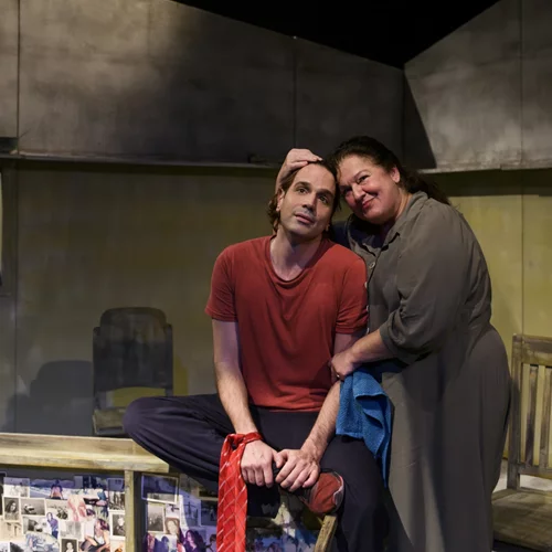 Το "Γάλα" και τα κοινωνικά αδιέξοδα | Το έργο-σταθμός επιστρέφει στο θέατρο Σταθμός