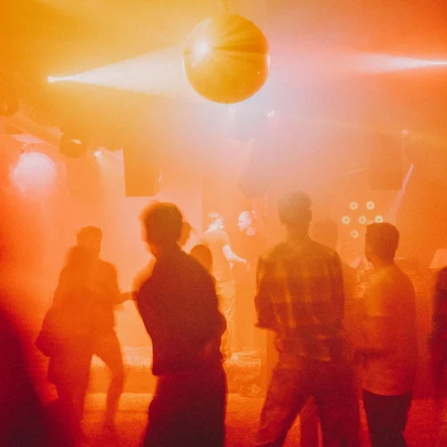 Από τα βερολινέζικα κλαμπ στα αθηναϊκά σινεμά: Καλλιτέχνες μιλούν για το αποτύπωμα του εξευγενισμού στον πολιτισμό