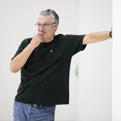 Ο Βαγγέλης Θεοδωρόπουλος για τη μαγεία και τις προκλήσεις του "Βρέχει στη Βαρκελώνη"