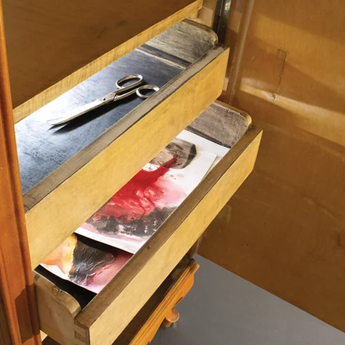 "Armoire au féminin": Μια έκθεση για τα έπιπλα και τις αναμνήσεις που φυλούν