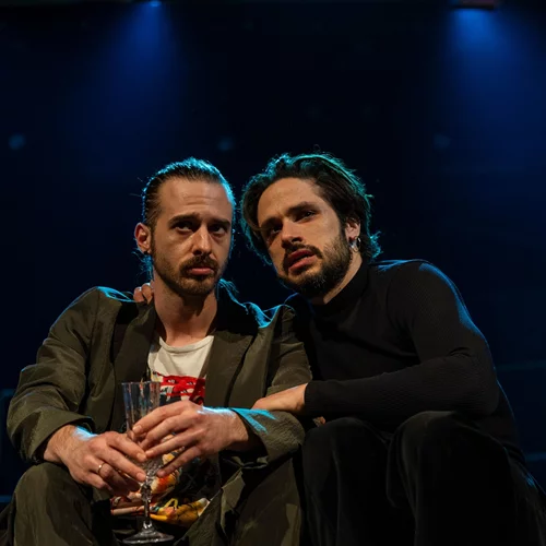 "Merde!": Νέες φωτογραφίες από τη σπιντάντη σάτιρα για το ελληνικό θέατρο