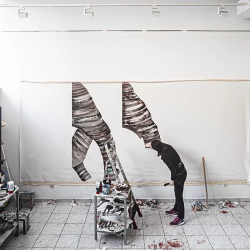 Οι βαθιά προσωπικές "Συναντήσεις" της Χλόης Ακριθάκη μέσα στο Μουσείο Μπενάκη