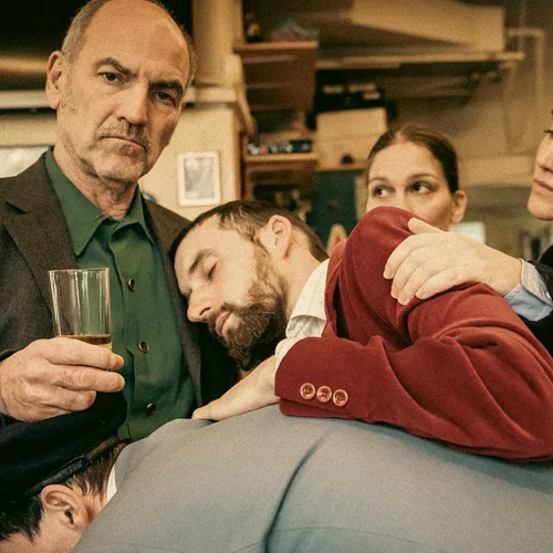 "O παγοπώλης έρχεται": Οι πρώτες φωτογραφίες από την παράσταση του Ακύλλα Καραζήση