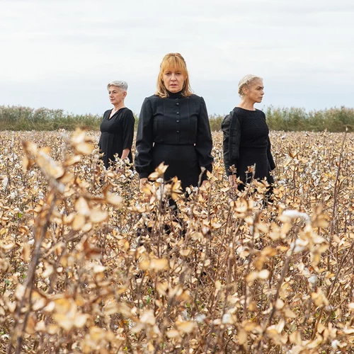 Ο Ένκε Φεζολλάρι μεταφέρει στο θέατρο το μυθιστόρημα "Η αγάπη άργησε μια μέρα"