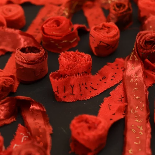 "Ma": Η εικαστικός Ελένη Κρίκκη μάς συστήνει τον πολυδιάστατο κόσμο του υφάσματος