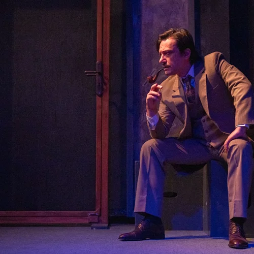 Ο ηθοποιός Σαράντος Γεωγλερής για τη "βιολογική ανάγκη" του θεάτρου, τα παράδοξα της ζωής και τη δυνατότερη εμπειρία του στο σανίδι