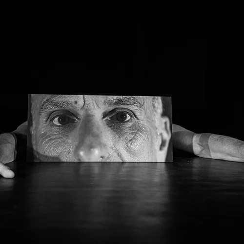 "Ακίνητος δρομέας": Ο Αντώνης Κουτρουμπής μας μιλά για τη νέα εικαστική performance