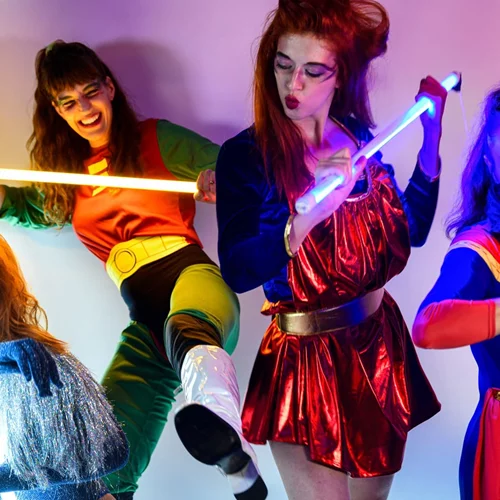 "Holy Bitch!": Περφόρμανς της Έλλης Παπακωνσταντίνου με τη συμμετοχή της τραγουδοποιού Μαρίας Παπαγεωργίου