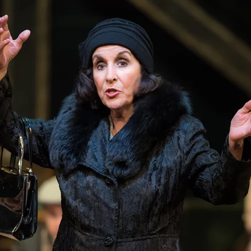 Αυλαία για τη Νένα Μεντή και τη "Μαρίκα"