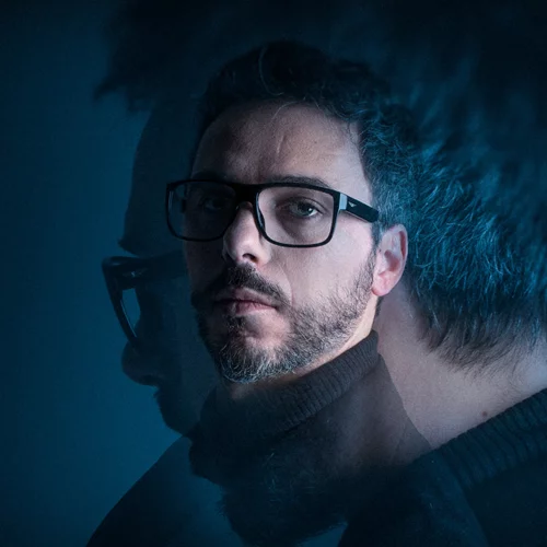 Ο Κωνσταντίνος Μάρκελλος γράφει για τα "Ορφανά" και τα επίκαιρα θέματα που πραγματεύονται