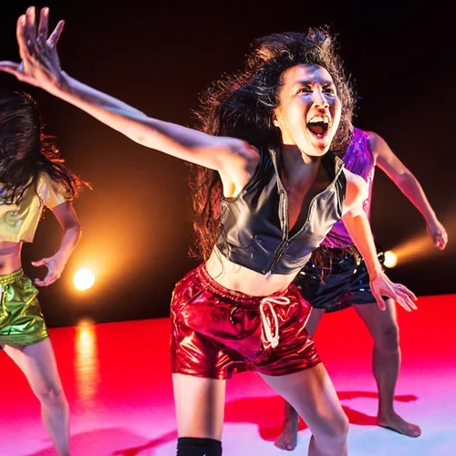 "Είμαι εδώ. Νιώθω. Αντιστέκομαι": Με τη Φρόσω-Μαρίνα Τρούσσα στο τιμόνι, το ARC16 χορεύει την ανησυχία της εποχής