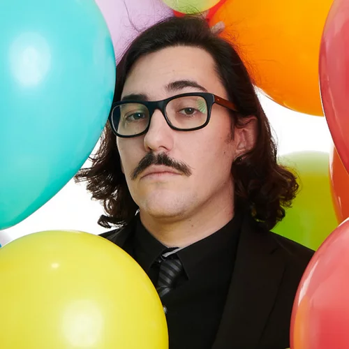 Κωνσταντίνος Μπούρας-Μπαϊμάκος: "Τα παιδικά μου είδωλα κρατούσαν ένα μικρόφωνο και έκαναν χιλιάδες κόσμο να γελάει"