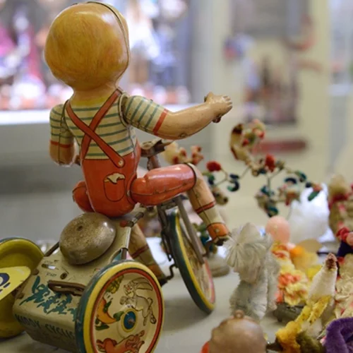 Ας ανακαλύψουμε την εντυπωσιακή συλλογή του Μουσείου Μπενάκη Παιχνιδιών