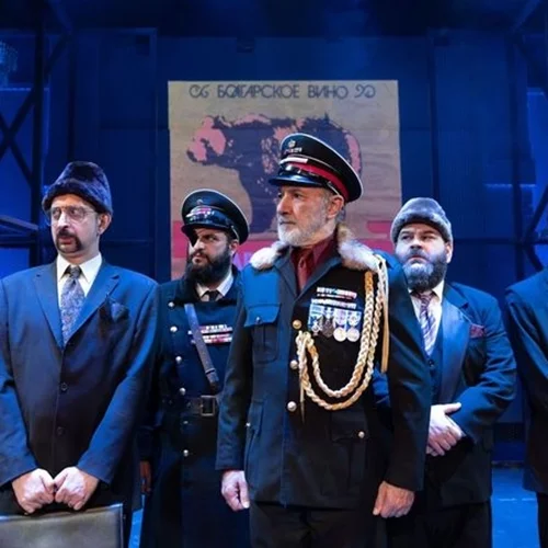 "Ο Επιθεωρητής": Πρώτες φωτογραφίες από τη νέα ανατρεπτική παράσταση του Γιάννη Κακλέα