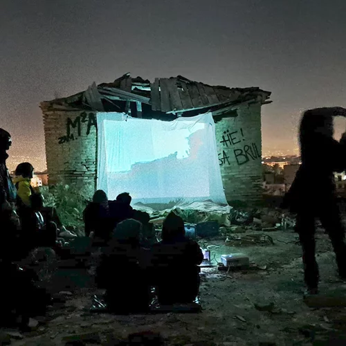 Συζητήσεις για τη Γάζα, ιδιότυπες περφόρμανς και ένα σουρεάλ αφιέρωμα στο κτίριο "Νόμπελ"