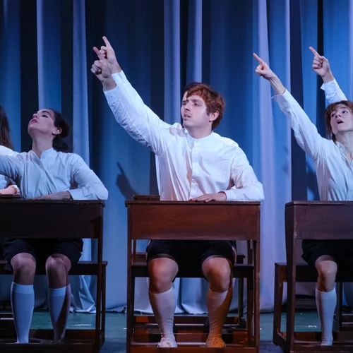 "Το Κύμα": Δείτε τις νέες φωτογραφίες από το έργο για εφήβους που παίζεται στο Λαμπέτη