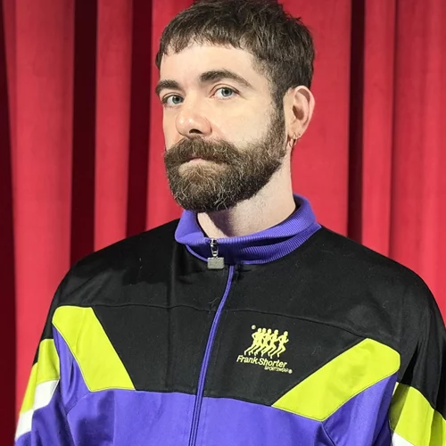 "Σε φιλώ, Πέτρος": Ο Βασίλης Βηλαράς ήθελε "αυτή η ιστορία να ακουστεί σαν χάδι, ενώ στην πραγματικότητα είναι μια σφαλιάρα"